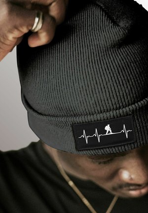 Neverless MIT PATCH AUFDRUCK HERZSCHLAG WANDERN - Mütze - dunkelgrau