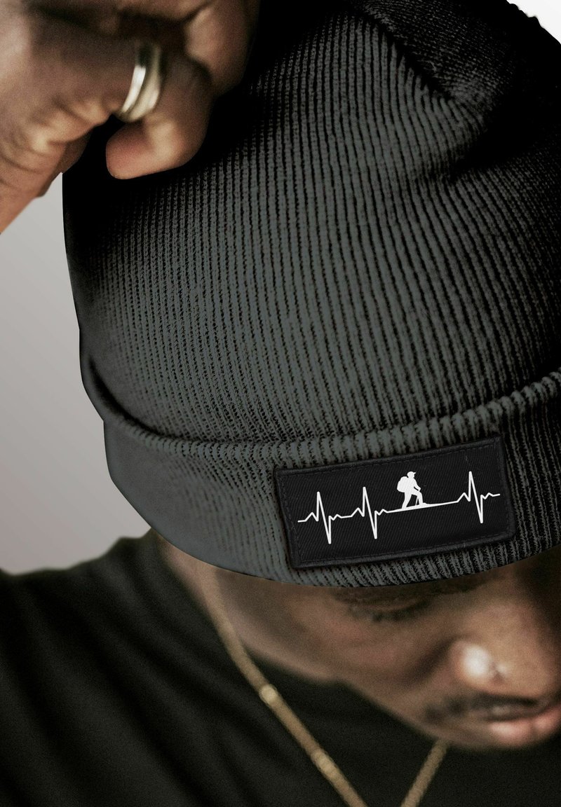 Neverless MIT PATCH AUFDRUCK HERZSCHLAG WANDERN - Beanie - dunkelgrau
