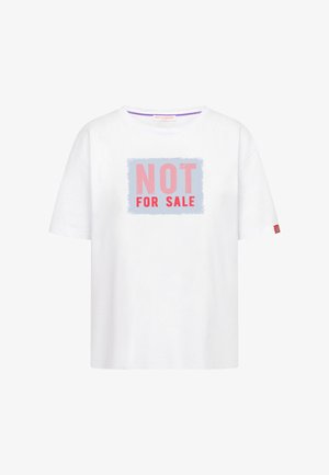Wit T-shirt met korte mouwen en roze en rode tekst "NOT FOR SALE" binnen een lichtblauw vierkant aan de voorkant.
