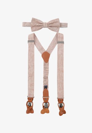 Helle rosa Hosenträger mit einer passenden Fliege. Der Stoff hat eine feine Textur, mit sandfarbenen Lederakzenten und silberner Metallhardware.