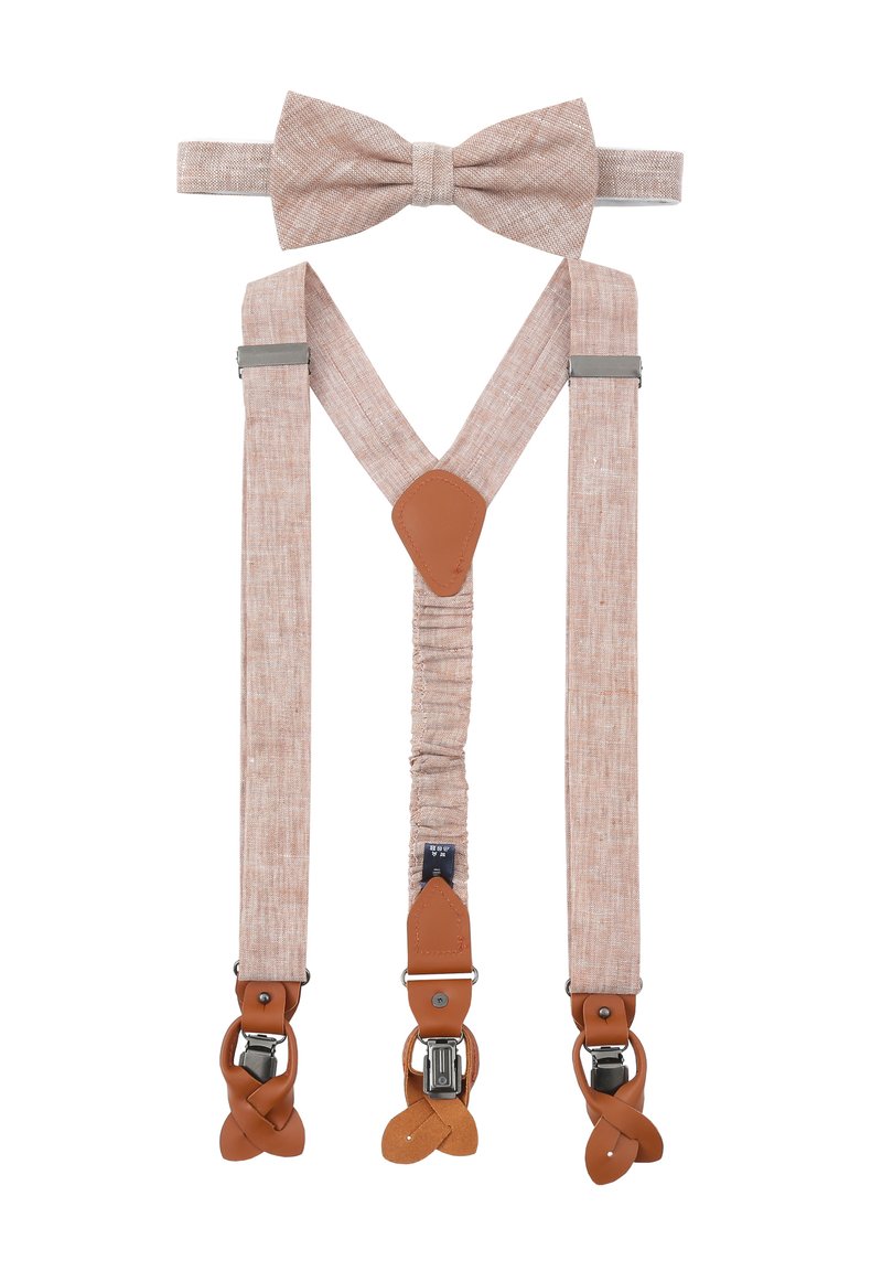 Helle rosa Hosenträger mit einer passenden Fliege. Der Stoff hat eine feine Textur, mit sandfarbenen Lederakzenten und silberner Metallhardware.