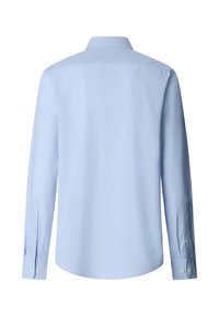 Světle modrá košile s dlouhým rukávem, zapínáním na knoflíky na manžetách a špičatým límečkem, zobrazená zezadu na bílém pozadí.