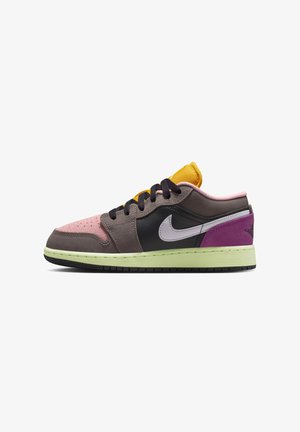 Nike kedai su sportu su žemu padu, turintys įvairių rožinės, rudos, juodos ir violetinės spalvų medžiagų, tekstūruotų akcentų ir mėtų žalios spalvos pėdu.
