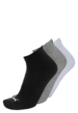 Drei knöchelhoche Socken in Schwarz, Grau und Weiß, überlappend auf einem weißen Hintergrund angeordnet.