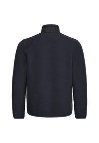 Μπλε ναυτικό fleece μπουφάν με μακριά μανίκια και μαύρο όρθιο γιακά, εμφανίζεται από πίσω σε λευκό φόντο.