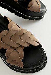Next REGULAR FIT - Sandále na platforme - mink brown