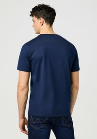 Wrangler SHORT SLEEVE SMALL GRAPHIC TEE - REGULAR FIT - Printtipaita - mottled blue