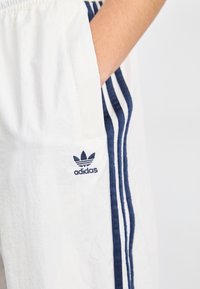 adidas Originals BALLOON PANTS - Treniņtērpa apakšdaļas - cloud white
