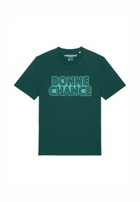 T-shirt en coton vert foncé à manches courtes, arborant "BONNE CHANCE" en texte teal audacieux et contrasté sur le devant. Encolure arrondie.