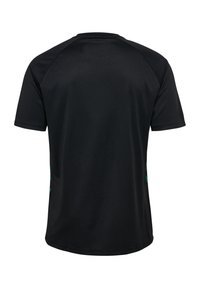Czarna sportowa koszulka z krótkim rękawem o gładkiej fakturze, z zielonymi akcentami po bokach i zaokrąglonym kołnierzem.