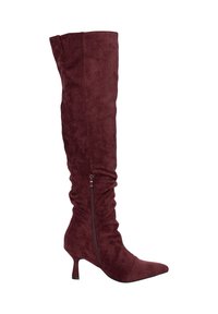 Bordeauxrode over-the-knee laarzen gemaakt van zacht suède met een spits toelopende neus en een slanke hak, voorzien van een zijrits en een geplooide textuur.