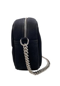 Borsa in ecopelle nera, forma rettangolare, chiusura con zip argento, superficie texturizzata, con una tracolla in catena argentata spessa attaccata.