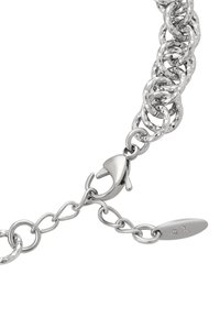Bracciale in metallo argentato con maglie intrecciate e texture, chiusura a moschettone. Presenta un piccolo tag ovale contrassegnato con la scritta "xp."