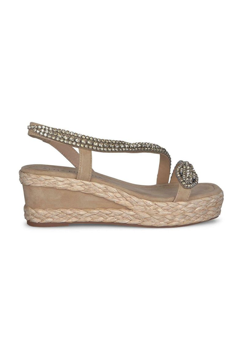 Beige wedge sandalen met een geweven jute zool, versierd met een strassband en een ronde strassaccent op de teen.