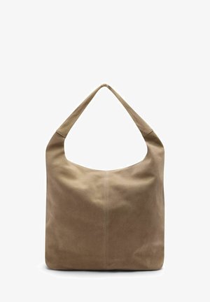 Zachte beige suède schoudertas met een brede band en een eenvoudige, onversierde rechthoekige vorm, frontaal afgebeeld op een witte achtergrond.