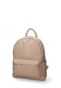 Beige leren rugzak met een ronde bovenkant, textuur op het oppervlak, een voorzak met rits en een handvat aan de bovenkant. Compacte ontwerp geschikt voor dagelijks gebruik.