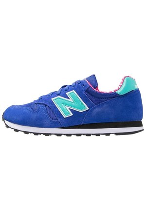 Niebieskie zamszowe i siateczkowe buty sportowe z turkusowym logo "N", różową podszewką, białą i czarną podeszwą oraz turkusową zakładką na pięcie na białym tle.