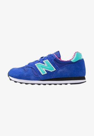 Niebieskie zamszowe i siateczkowe buty sportowe z turkusowym logo "N", różową podszewką, białą i czarną podeszwą oraz turkusową zakładką na pięcie na białym tle.