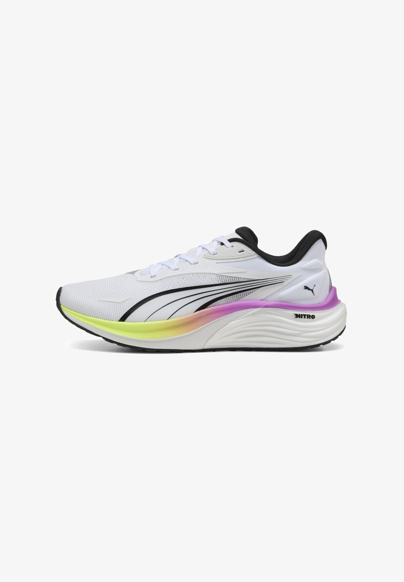 Zapatilla de correr blanca con acentos negros y suela de degradado multicolor. Parte superior de malla con superficie texturizada y detalle de marca en contraste.