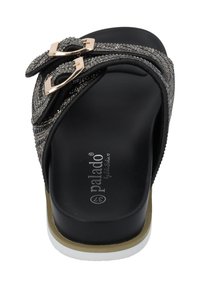 Svart sandal med dubbla spännen som har metalliska detaljer och texturerade remmar. Svart sula med en lätt upphöjning och subtila guldkant.