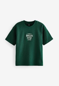Zelené bavlněné tričko s krátkým rukávem, se středovým grafickým designem a bílým textem: "N.Y.C. BRKLYN N°82 LXXXII". Měkká textura.