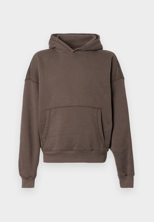 Καφέ φούτερ φτιαγμένο από μαλακό ύφασμα, με τσέπη καγκουρό, κουκούλα με κορδόνι και ελαστικές μανσέτες και στρίφωμα. Χαλαρή εφαρμογή.