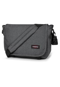 Sac messager gris en tissu texturé, avec une fermeture à rabat, une bandoulière réglable et un logo visible sur le devant.