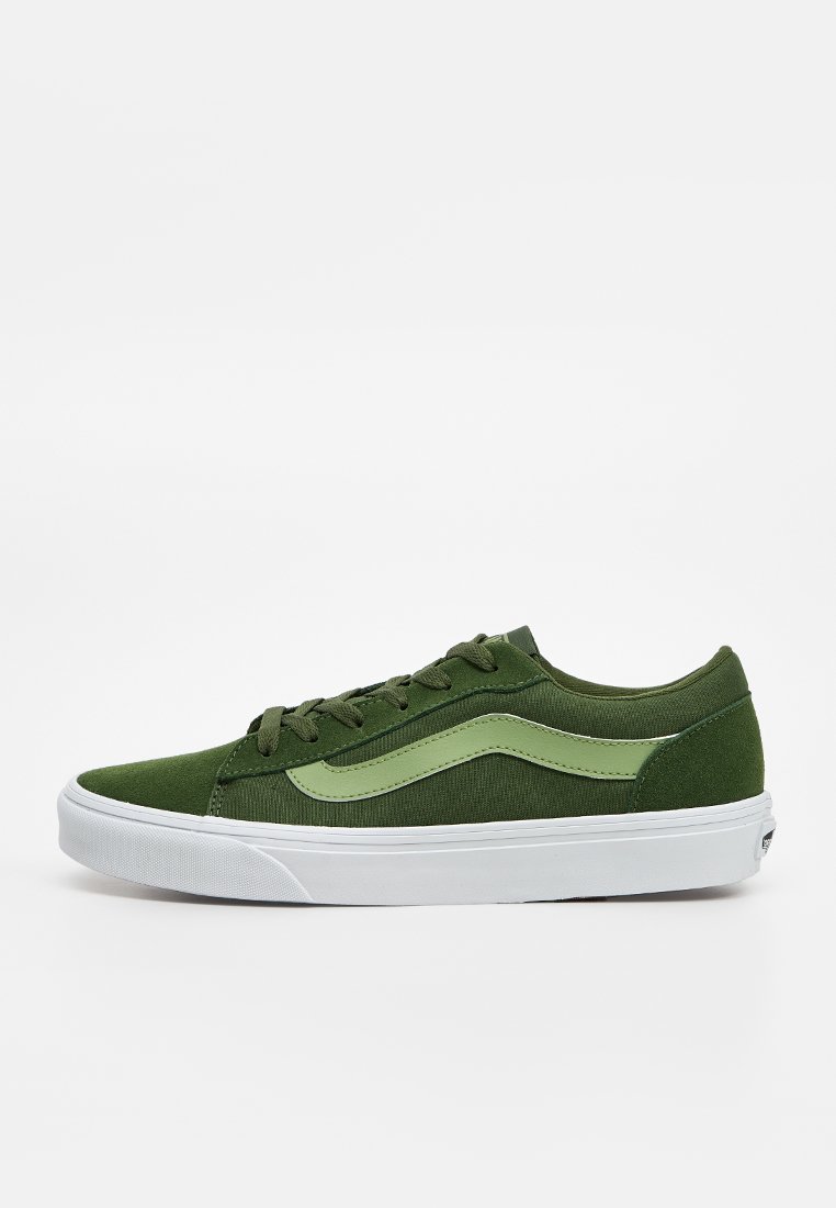 Zapatilla verde de corte bajo con franja lateral verde claro, cierre con cordones y suela de goma blanca sobre fondo blanco.