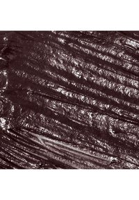 Pâte à tartiner au chocolat noir brillant avec des coups de pinceau visibles créant une surface texturée.
