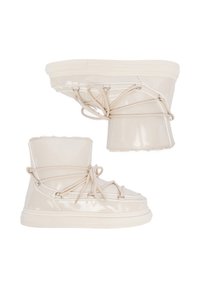 Botine din piele patent bej, cu căptușeală de blană texturată, șireturi în față și talpă din cauciuc. Au vârful rotund și un siluetă elegantă.