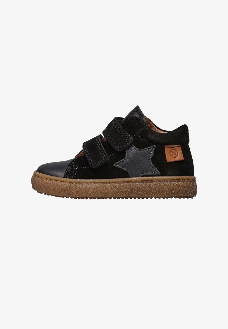 Schwarzer Schuh aus Wildleder und Leder mit zwei Klettverschlüssen, Gummisohle und grauem Sternakzent an der Seite. Strukturierte Oberfläche und Logoanhänger hinten.