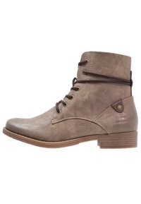 Botas de tobillo marrones hechas de cuero sintético texturizado, con diseño de cordones, ojales de metal y un pequeño tacón apilado.