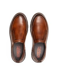 Zapatos marrones de cuero tipo mocasín con un acabado suave, punta redondeada, paneles laterales elásticos y una plantilla acolchada negra con un logo.