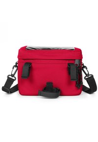 Borsa rettangolare rossa realizzata in tessuto resistente, con un pannello superiore trasparente, accessori neri e spallacci regolabili.