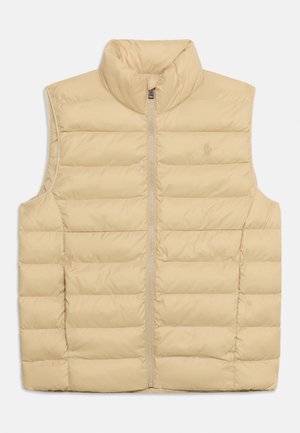 Μπεζ καπιτονέ αμάνικο γιλέκο με ψηλό γιακά και μπροστινό φερμουάρ, απλωμένο επίπεδα σε λευκό φόντο.