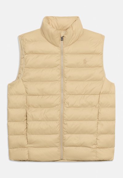 Μπεζ καπιτονέ αμάνικο γιλέκο με ψηλό γιακά και μπροστινό φερμουάρ, απλωμένο επίπεδα σε λευκό φόντο.