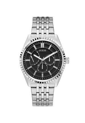 Ρολόι με ασημένιο μεταλλικό μπρασελέ, μαύρο καντράν, τρεις υποκαντράν για ημέρα, ημερομηνία και 24ωρη ένδειξη, και ασημένιους δείκτες ώρας και δείκτες.