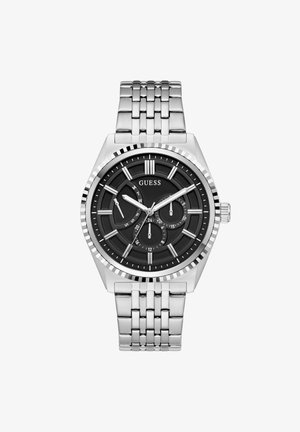 Zilveren metalen horloge met armband, zwarte wijzerplaat, drie subwijzerplaten voor dag, datum en 24-uurs tijd, en zilveren uurmarkeringen en wijzers.