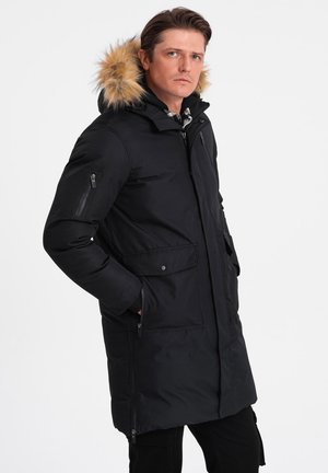 Sort parka-jakke med plys-foring i hætten, med lynlås- og klaplommer, lange ærmer og en afslappet pasform. Glat tekstur, vandafvisende materiale.