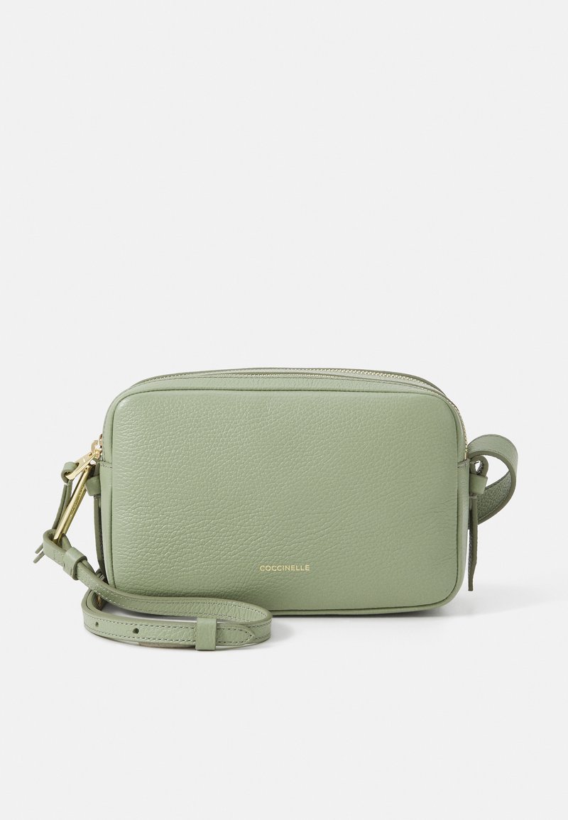 Borsa a tracolla verde in pelle con forma rettangolare, chiusura con zip, dettagli in metallo dorato e tracolla removibile. Logo del marchio visibile.