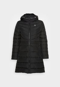 Svart puffjacka med sicksack-quiltad design, dragkedjefront, huva, sidofickor och logotypdetalj vid bröstet. Slät nylonfabric.