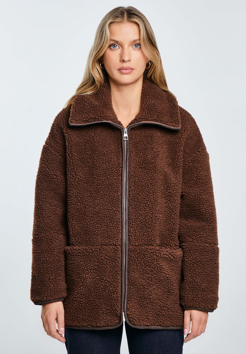 Braune Fleecejacke mit hohem Kragen, Frontreißverschluss und zwei Seitentaschen, mit einer strukturierten, weichen Oberfläche und einem lässigen Schnitt.