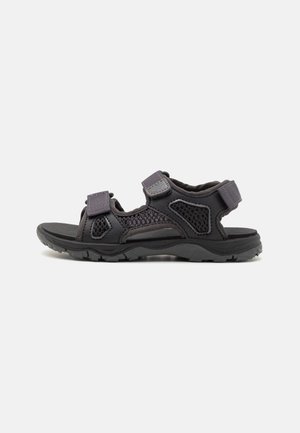 Sandal preto para exterior com detalhes em malha, tiras ajustáveis e sola de borracha texturizada para tração. Design leve e aberto.