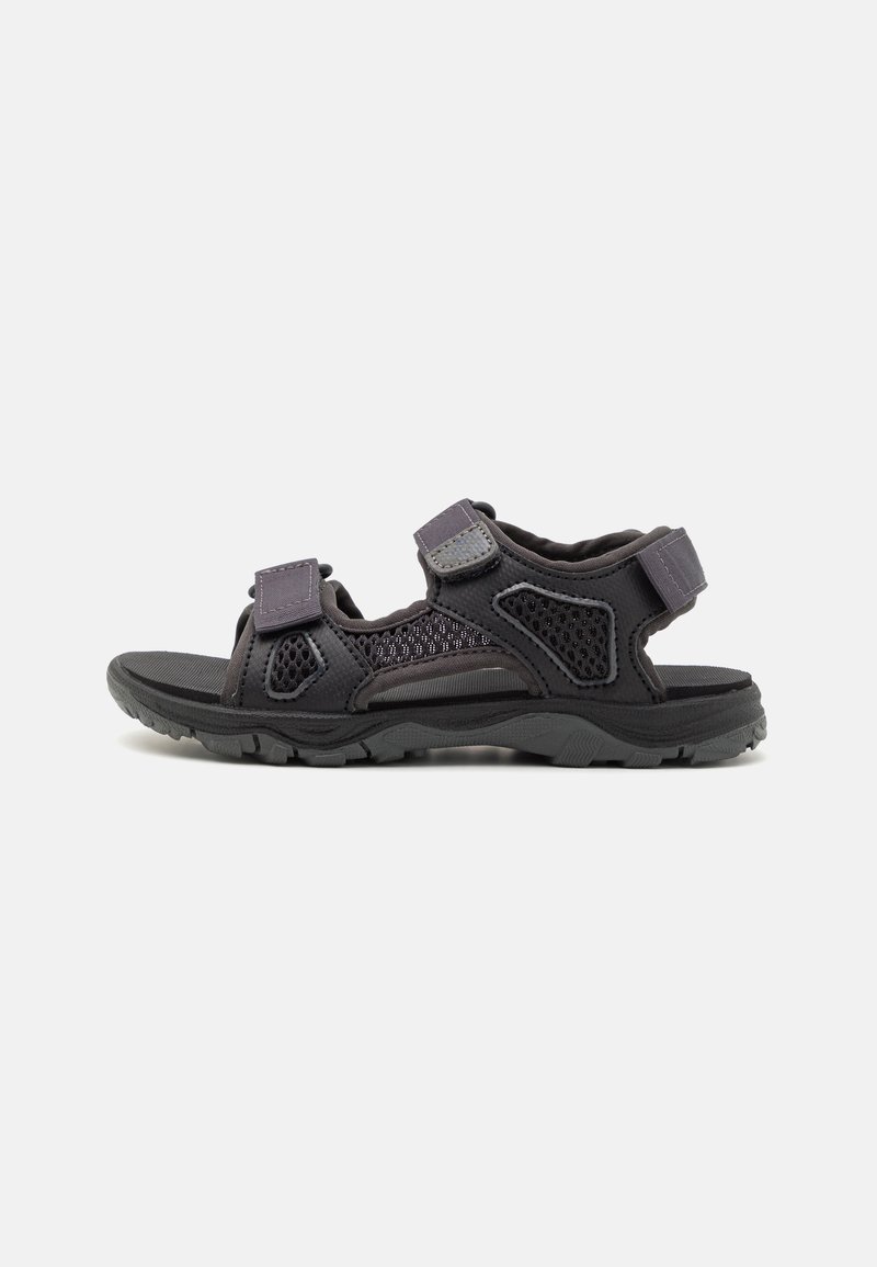 Svart utendørs sandal med mesh-detaljer, justerbare stropper og en strukturert gummisåle for godt grep. Lett og åpen design.