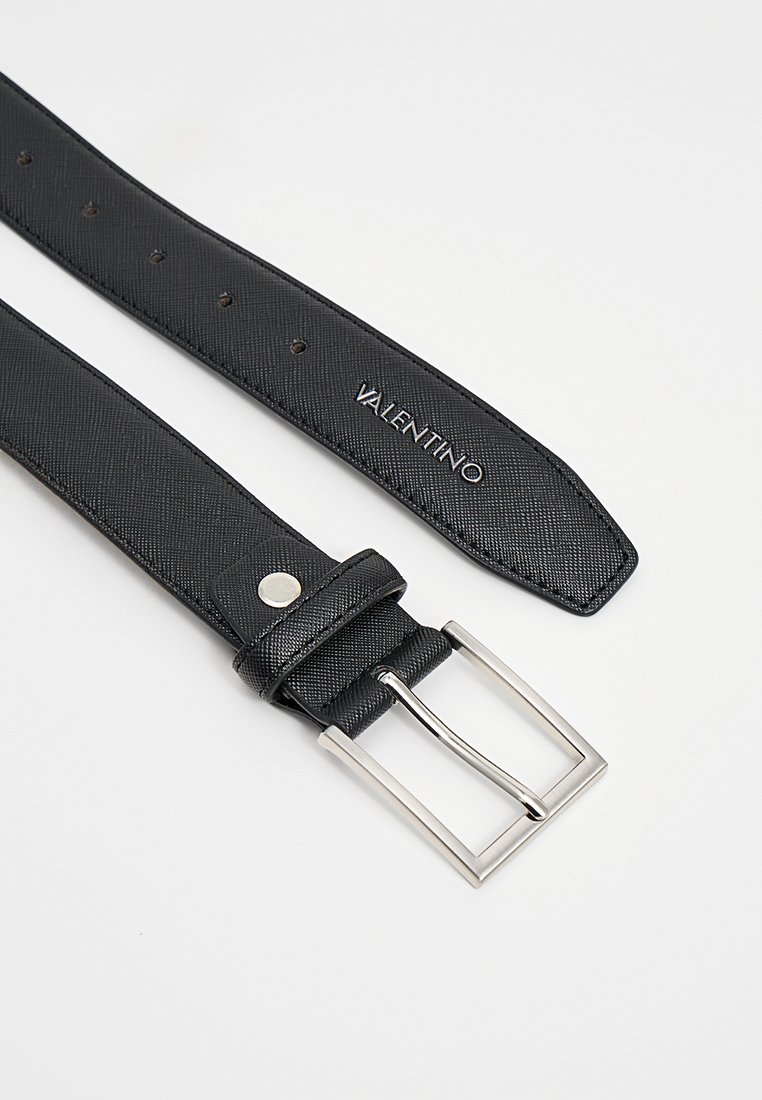 Cintura in pelle nera texture con fibbia rettangolare in metallo argento. Presenta diversi fori e logo impresso sulla cintura.