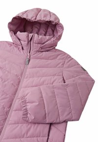 Giacca rosa gonfia con cappuccio, caratterizzata da cuciture a righe orizzontali, chiusura con zip e polsini elastici. Tessuto dalla texture liscia.