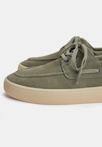 derbies pull and bear