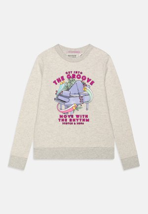 Sweat-shirt gris clair à manches longues avec un graphisme coloré d'un piano à queue, des notes de musique et le texte « Entrez dans le rythme, bougez avec la musique. »