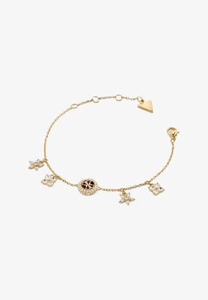 Delicato braccialetto con catena in oro con ciondoli di fiori e farfalle impreziositi da cristalli e un ciondolo centrale circolare con un logo nero e oro.