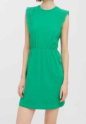 Groene katoenen jurk met een ronde halslijn, korte mouwen en perforatie-afwerking. De elastische tailleband zorgt voor een ontspannen pasvorm, die eindigt boven de knie.